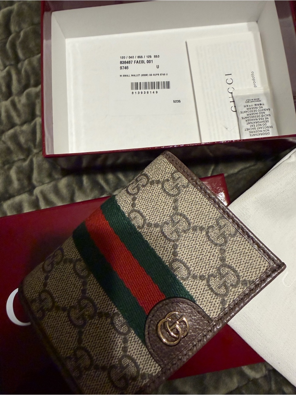 Like NEW Gucci Beige Crossbody with matching small wallet - Picture 4 of 13